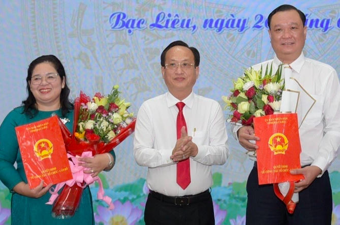 Chủ tịch UBND tỉnh Bạc Liêu Phạm Văn Thiều trao quyết định cho tân Giám đốc Sở Kế hoạch và Đầu tư Huỳnh Công Quân (bìa phải) và tân Giám đốc Sở Tài chính Hồ Thị Tuyết Nhung (Ảnh: HT).