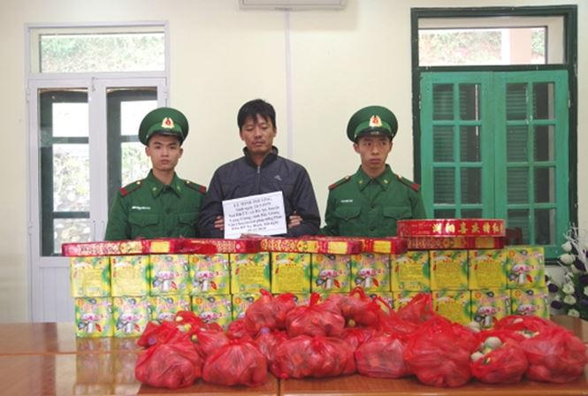 Lực lượng Biên phòng Lạng Sơn ngăn chặn pháo nổ ngay tại biên giới  .Ảnh: TL.