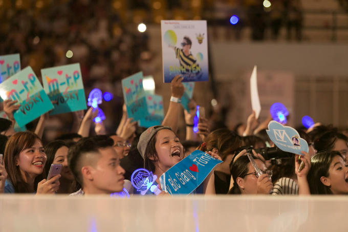 Hàng nghìn người hâm mộ phát cuồng vì Sơn Tùng M-TP