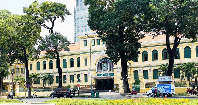 Trước Bưu điện TPHCM lúc nào cũng đông đúc người và xe cộ đến thăm quan. Trong những ngày cách ly xã hội đã trở nên vắng vẻ. 1