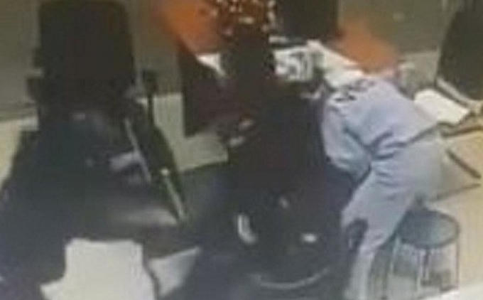 Vụ cướp trạm thu phí xảy ra khoảng 7h sáng nay 7/2 (Mùng 3 tết Kỷ Hợi), tại trạm thu phí Dầu Giây (thu phí tuyến cao tốc TP.HCM - Long Thành - Dầu Giây) thuộc địa phận xã Xuân Thạnh, huyện Thống Nhất (Đồng Nai).Theo hình ảnh camera ghi lại có hai thanh niên bịt mặt, mang giày thể thao, đội nón đen, áo trong màu trắng, mặc áo khoác đen bên ngoài dùng hung khí nghi là súng uy hiếp, khống chế nhân viên lúc bàn giao ca rồi gom tiền ngay trong trạm thu phí.