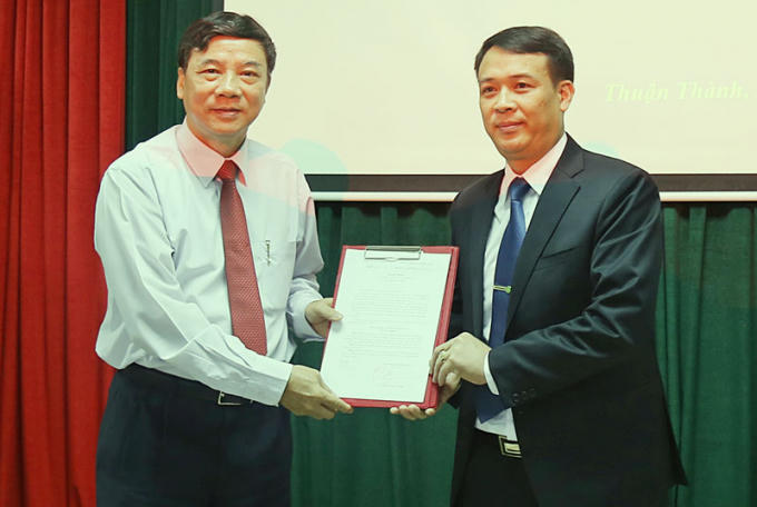 Đồng chí Nguyễn Hữu Quất trao quyết định cho đồng chí Nguyễn Mạnh Hùng.