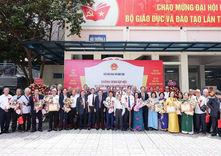 Lãnh đạo Bộ Giáo dục và Đào tạo chụp ảnh lưu niệm cùng các nhà giáo đi B. (Ảnh: moet.gov.vn)