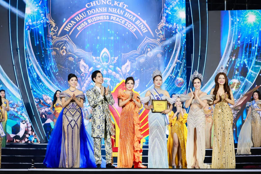 Giây phút vỡ òa cảm xúc Lường Thị Dinh đăng quang Á hậu 1 cuộc thi "Hoa hậu Doanh nhân Hòa bình - Miss Business Peace 2025" .