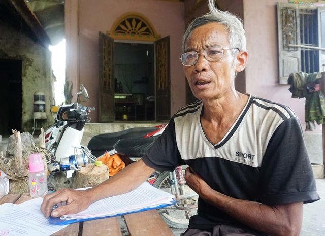 &Ocirc;ng Hồ Sỹ L&acirc;m v&agrave; tập hồ sơ, giấy tờ li&ecirc;n quan đến số tiền gửi ở Quỹ Hỗ trợ n&ocirc;ng d&acirc;n x&atilde; Quỳnh T&acirc;n nhưng đến nay chưa thể r&uacute;t. Ảnh: dantri.com.vn