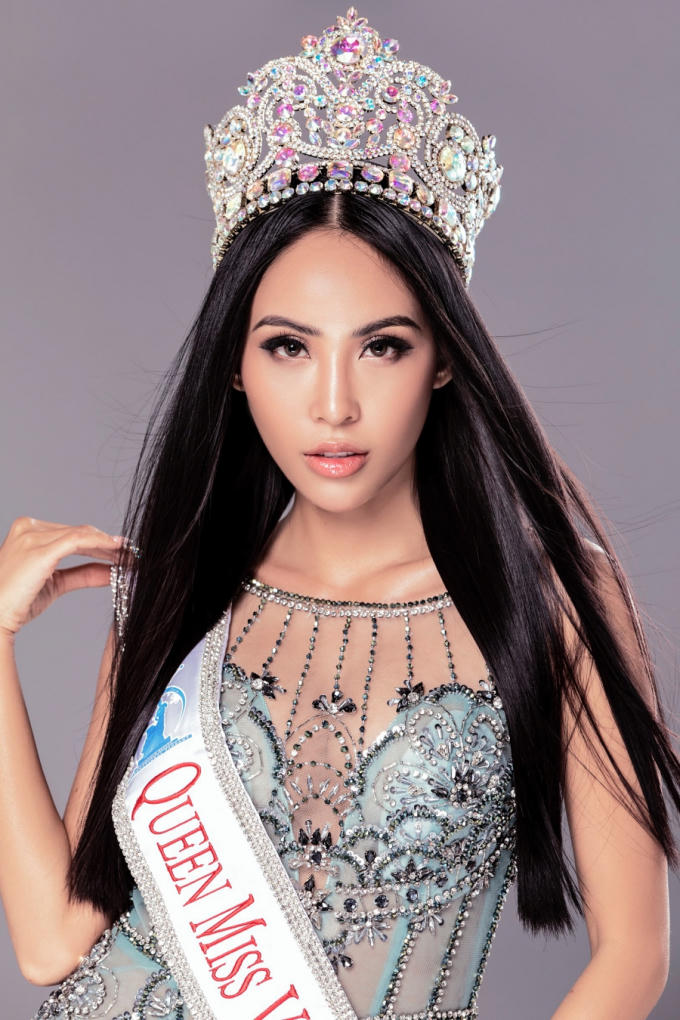 Thần thái cuốn hút khó cưỡng sau đăng quang hoa hậu.