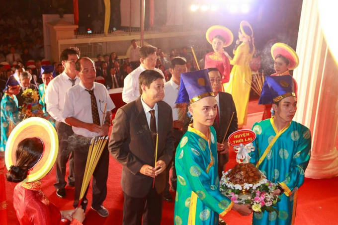 Lãnh đạo và nhân dân TP Cần Thơ dâng hương, dâng lễ vật tưởng nhớ các Vua Hùng