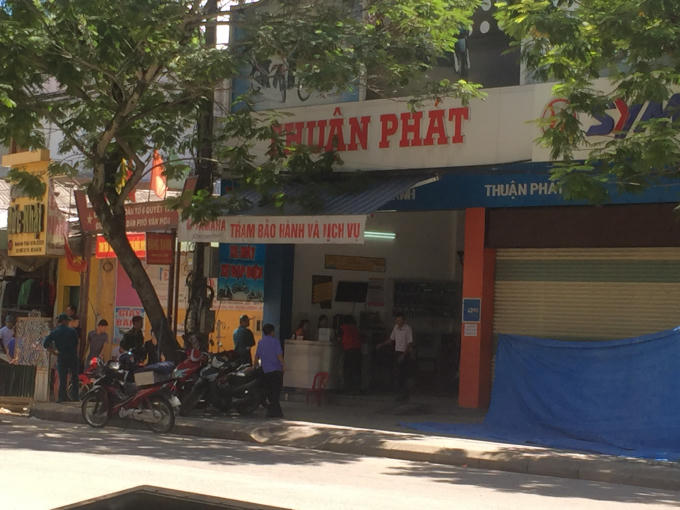Vật thể phát hiện tại trước cửa hàng kinh doanh xe máy.