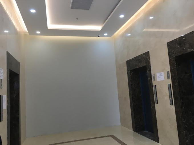 Theo đơn tố cáo, chủ đầu tư đã bịt lối vào sảnh chờ thang máy để phục vụ cho các khu thương mại.