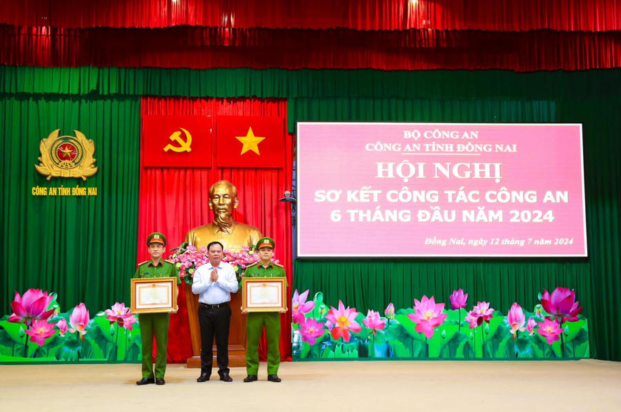 Quyền Chủ tịch UBND tỉnh Đồng Nai Võ Tấn Đức trao bằng khen cho tập thể và cá nhân có thành tích trong việc triệt phá đường dây buôn lậu.