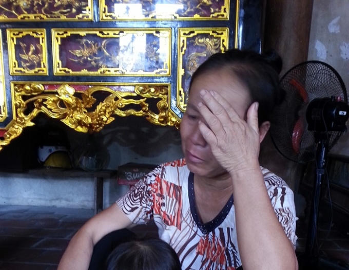 Bà Xuân con gái ông Thêm bật khóc ngày cha được giải oan.