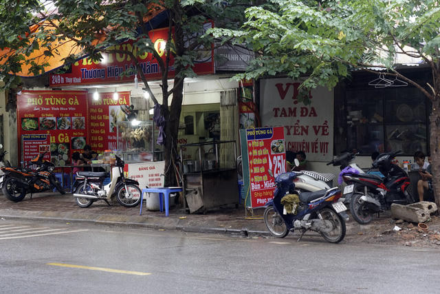 Một quán ăn uống trên phố Thụy Khuê chiếm dụng gần hết vỉa hè.