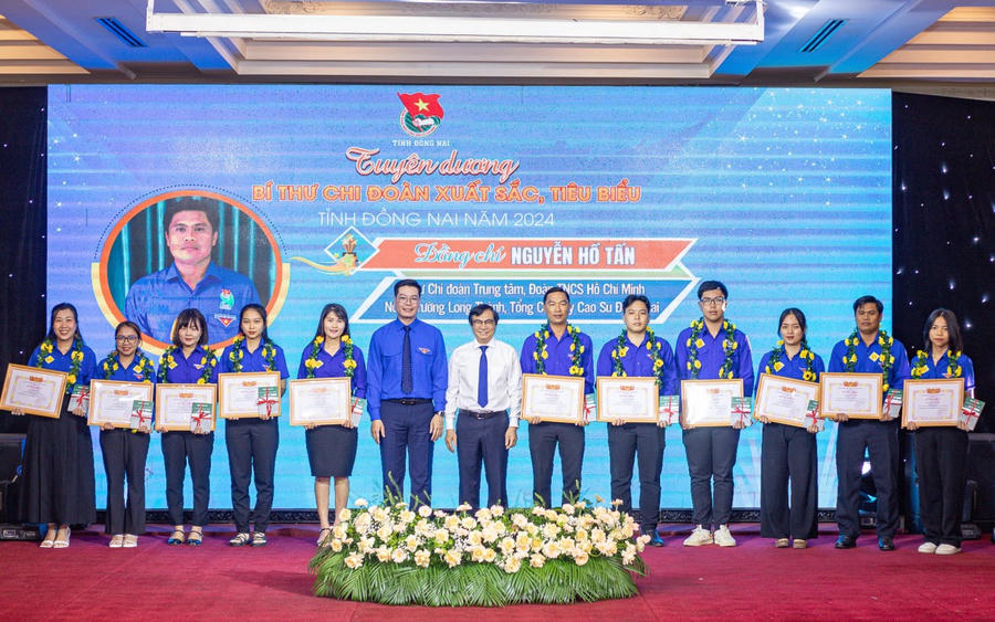 Trao bằng khen và tặng sách cho cán bộ đoàn tiêu biểu xuất sắc được tuyên dương.