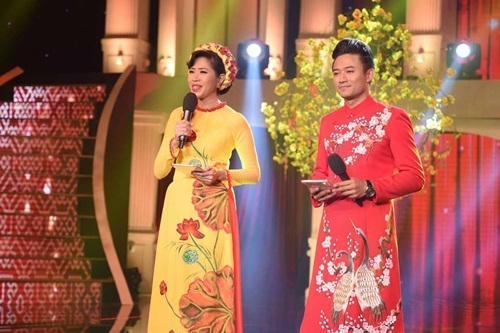 Quý Bình trong vai trò MC với Quỳnh Hoa.