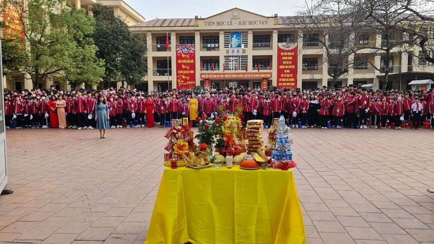 Cô và trò Trường học trên tuyến đường đã chờ đoàn rước Đức Ông và các nhân thần vi hành qua.