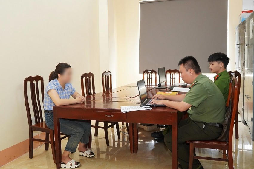 Công an làm việc với người phụ nữ bình luận sai sự thật trên mạng xã hội. (Ảnh: Hà Linh)