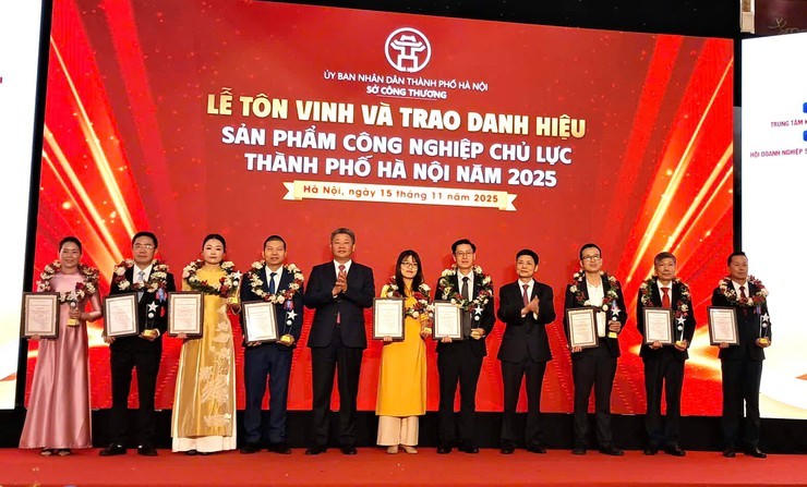 Ủy viên Ban Thường vụ Thành ủy, Phó Chủ tịch UBND Thành phố Nguyễn Mạnh Quyền và Phó Chủ tịch HĐND Thành phố Phạm Quí Tiên trao chứng nhận cho TOP 10 sản phẩm công nghiệp chủ lực thành phố Hà Nội năm 2025.