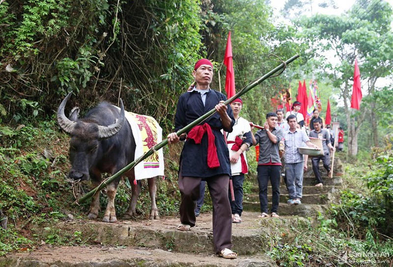 Trong đời sống tinh thần, con trâu trở thành biểu tượng cho tế lễ thần linh. Người Thái quan niệm người chết thì hồn về sống với tổ tiên ở mường Trời nên phải có trâu để làm ăn.