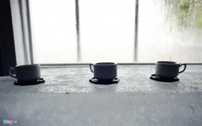 Những chiếc bàn băng được thiết kế độc đáo, có hướng nhìn ra cửa sổ.