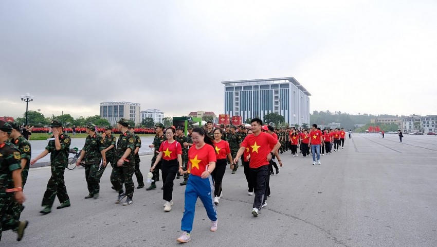 Mọi người hào hứng tham gia hoạt động.