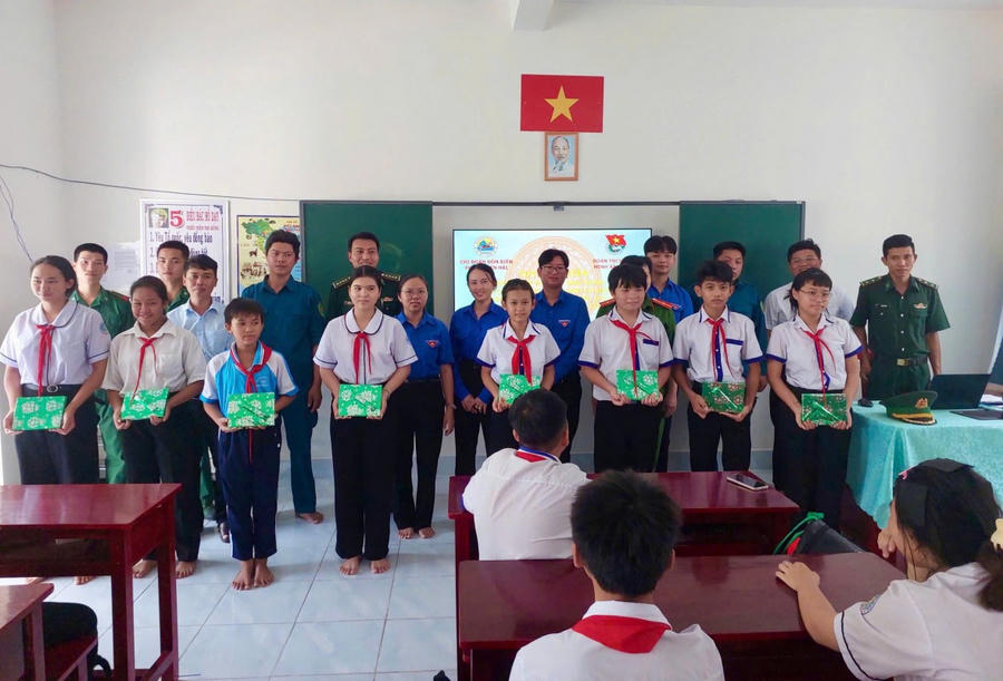 Các em học sinh trường Tiểu học và Trung học cơ sở Tiên Hải phấn khởi trong trò chơi tìm hiểu về pháp luật