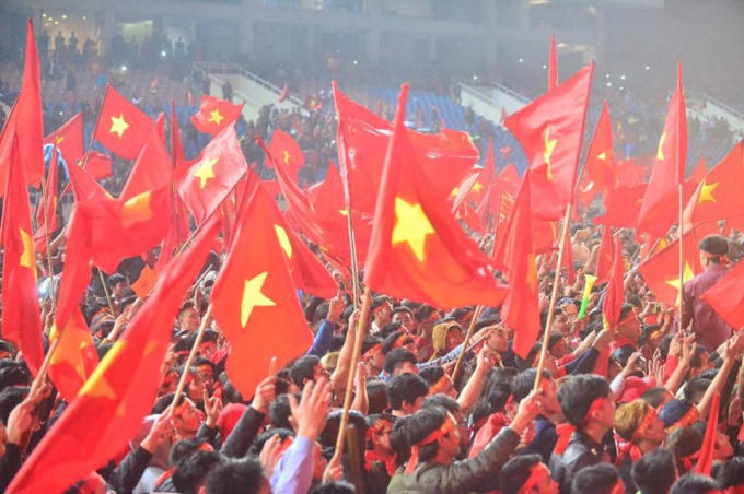 Cờ đỏ sao vàng được người hâm mộ mang vào sân.