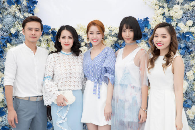 Cùng tham gia sự kiện với Chi Pu còn có vợ chồng Tú Vi - Văn Anh, Quỳnh Anh Shyn, blogger làm đẹp Trinh Phạm. Các khách mời dành thời gian khám phá khu vườn hoa lan cũng như kiểm tra độ ẩm da, trao đổi cách chăm sóc tóc tránh hư tổn...