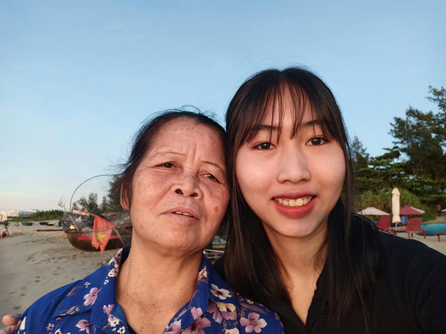 Hai bà cháu trong một kỳ nghỉ hè. (Ảnh: NVCC).