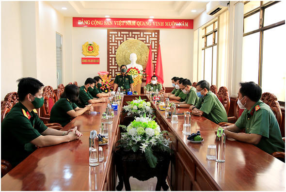 Đại tá Nguyễn Văn Lèo, Ủy viên Ban Thường vụ Tỉnh ủy, Chỉ huy trưởng Bộ Chỉ huy quân sự tỉnh An Giang chúc mừng Công an An Giang nhân ngày truyền thống.