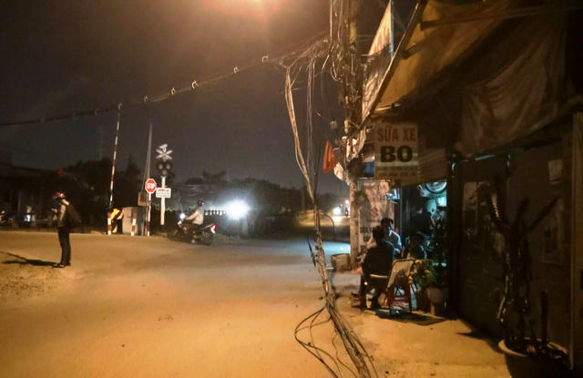 Cột điện và dây cáp bị tàu kéo ngã