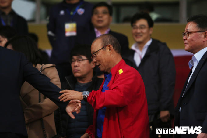 HLV Park Hang Seo vừa trở về từ UAE đã có mặt trên sân Hàng Đẫy dự khán trận đấu.