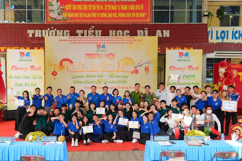 Trao các giải thưởng cho các đội xuất sắc ở mỗi nội dung thi.