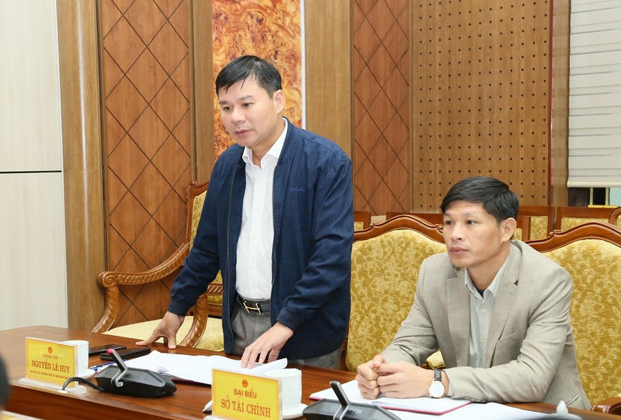 Ông Nguyễn Lê Huy, Ủy viên Ban Thường vụ Tỉnh ủy, Phó Chủ tịch Thường trực UBND tỉnh phát biểu tại cuộc họp.