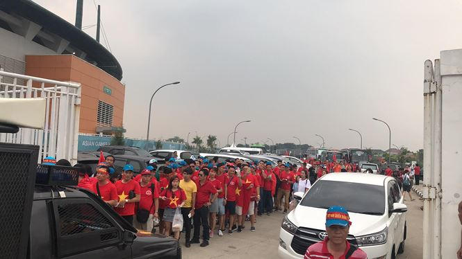 CĐV Việt Nam đổ bộ s&acirc;n Pakansari,