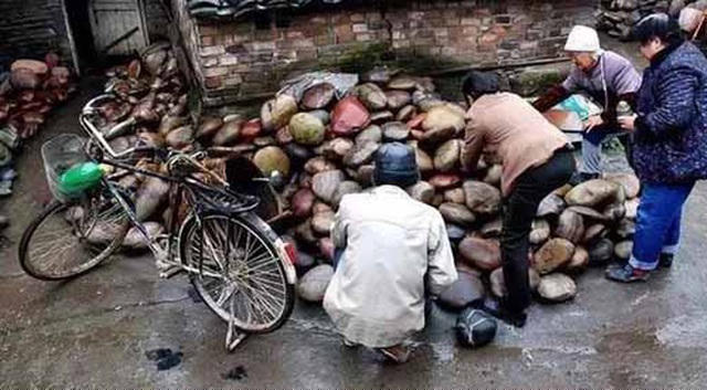 Người dân đang phân loại đá chờ người tới mua.