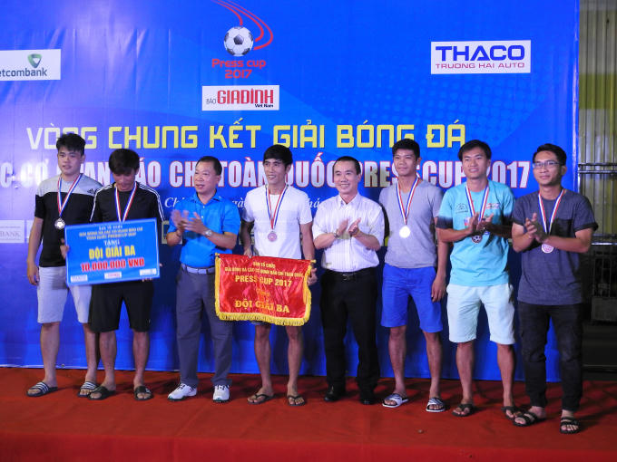 Tổng Biên Tập báo Pháp luật Việt Nam, TS Đào văn Hội trao giải ba cho đội Truyền hình TP Hồ Chí Minh.