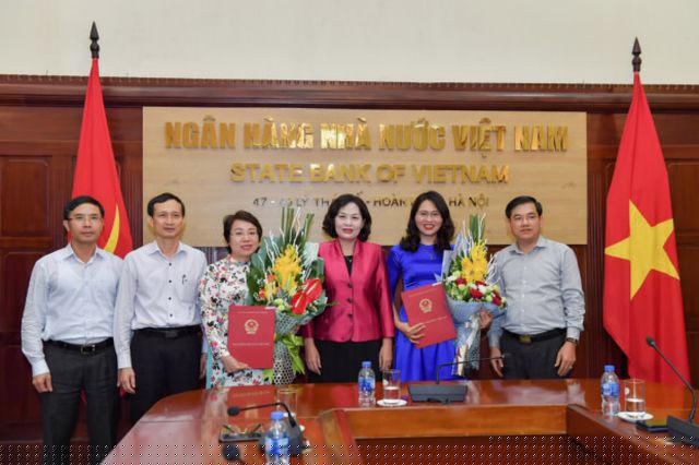 Phó Thống đốc Nguyễn Thị Hồng chúc mừng tân Vụ trưởng, Phó Vụ trưởng Vụ Truyền thông NHNN.
