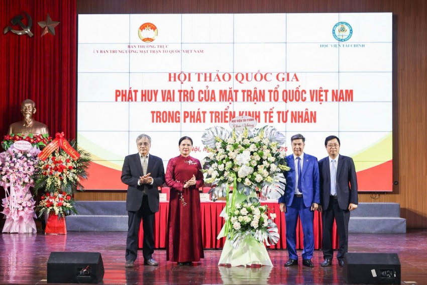 PGS.TS Nguyễn Đào Tùng – Giám đốc Học viện Tài chính, Ủy viên Ủy ban Trung ương MTTQ Việt Nam tặng hoa Lãnh đạo UBTƯ MTTQ Việt Nam