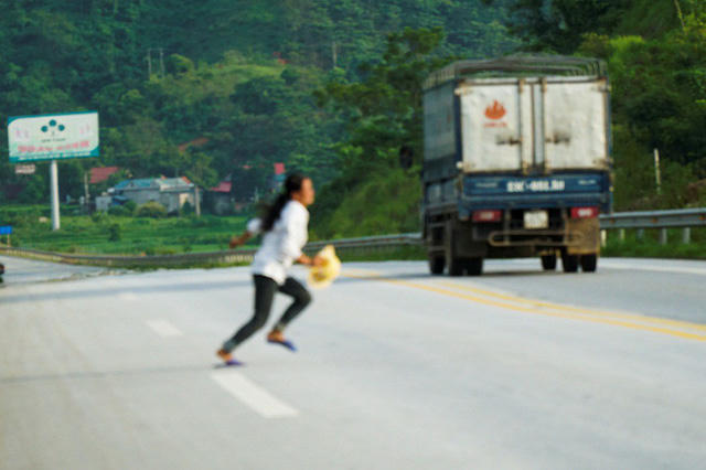 Trên cao tốc Nội Bài - Lao Cai, các phương tiện đi ở tốc độ cao nên những hành động "xe rào" của người dân rất nguy hiểm.
