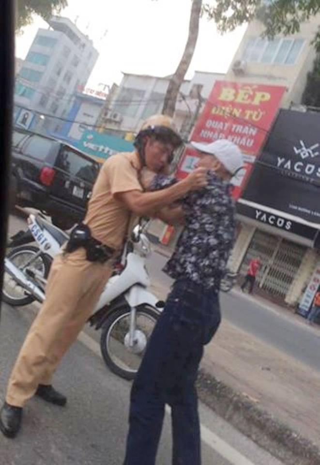 Đối tượng Cường túm áo, tấn công CSGT ngay trên đường. Ảnh cắt từ clip.