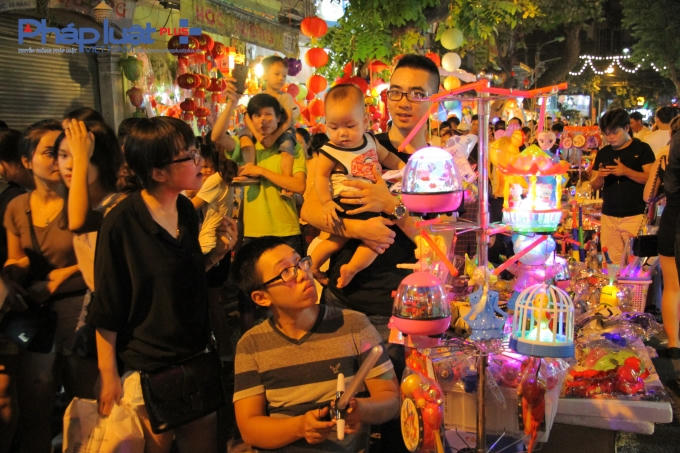 Dòng người tấp nập qua lại, tiếng con trẻ, người lớn cười vui thỏa thích nhân một mùa Trung thu nữa lại về giữa lòng Hà Nội.