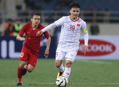 Quang Hải và đồng đội gặp khó trước lối đá rắn U23 Indonesia (áo đỏ).