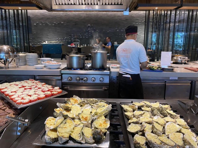 Các đầu bếp chuẩn bị món ăn cho các vận động viên tại Khách sạn Hyatt - Ảnh: VGP