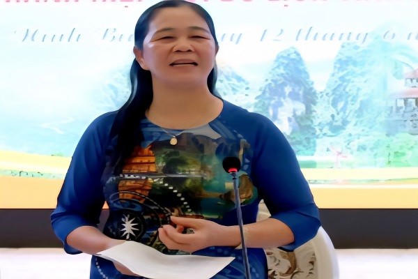 Bà Dương Thị Thanh, Chủ tịch Hiệp hội Du lịch Ninh Bình phát biểu tại hội nghị.