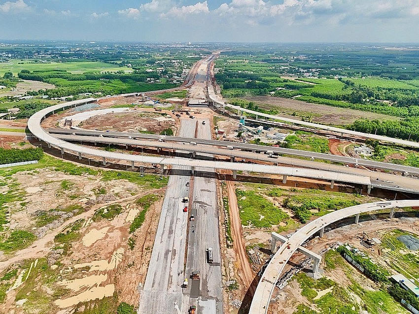 Các tuyến T1, T2, đường 25B, 25C kết nối trực tiếp vào sân bay.
