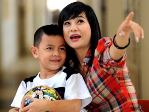 Cát Phượng và con trai.