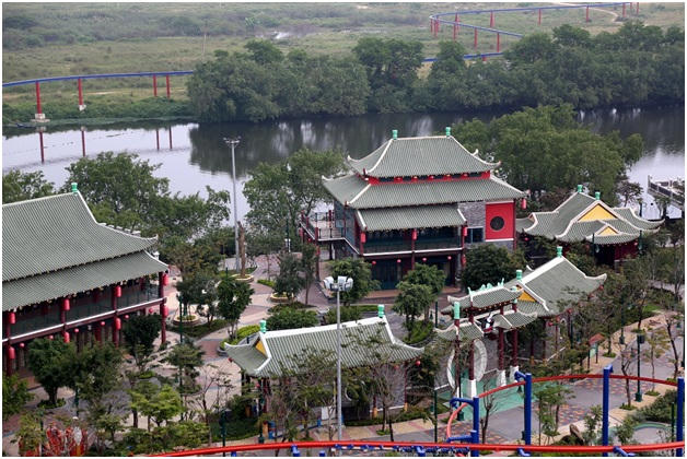 Ngắm nhìn từ trên cao, hẳn bạn sẽ bị choáng ngợp bởi hình ảnh của một “ốc đảo” xanh tươi, mát lịm. Trải rộng trên diện tích hơn 85 hecta, 5.000 cây xanh được phân bổ đều theo nhiều phân khu khác nhau. Trong đó, rất nhiều loài cây quý được quy tụ về nơi đây không chỉ tạo cho khách thăm quan những khoảng xanh mát lành, mà còn tôn lên vẻ đẹp đặc sắc của kiến trúc công trình.