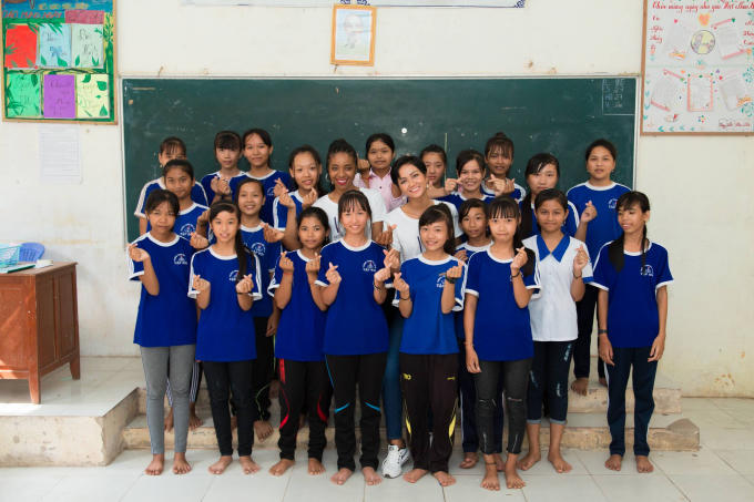 Hoa hậu H'hen Niê tại Trà Vinh.