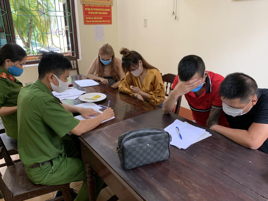 Các đối tượng sử dụng ma túy để bay, lắc tại khách sạn Anh Linh II.