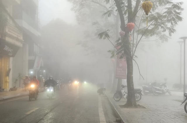 Hiện tượng sương mù dày đặc bao phủ khắp Hà Nội kéo dài đến bao giờ?
